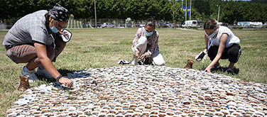 Read more about the article Artist installs 8,000 coffee cups to mark 25th anniversary of Bosnian Muslims massacre