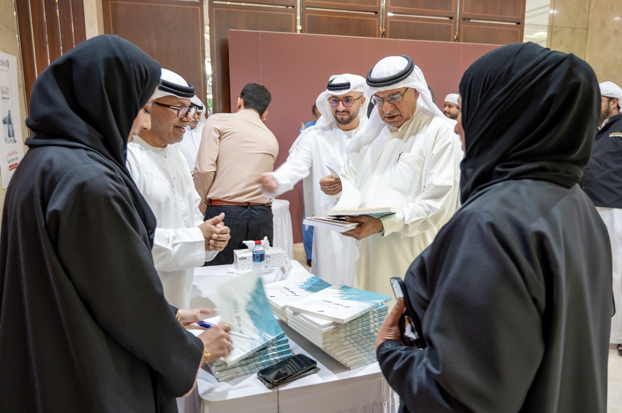 عبد الحميد أحمد وجمع من الكتاب خلال احتفالية يوم الكاتب الاماراتي