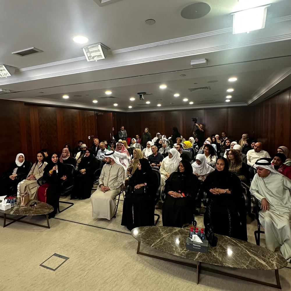 سليمان الجاسم وفاطمة الصايغ وحشد من الشخصيات الثقافية والفنية خلال متابعتهم ندوة عن معرض قلوب ملونة